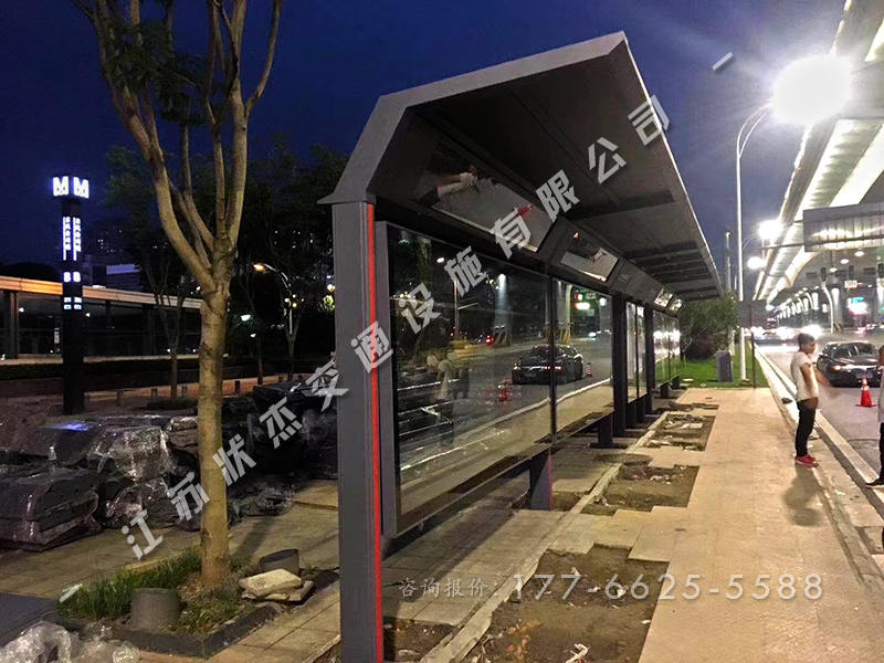 加長(zhǎng)型公交車站臺(tái)安裝完成