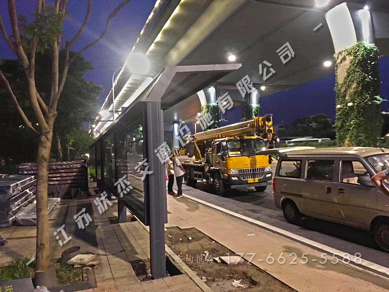 加長(zhǎng)型公交車站臺(tái)安裝完成