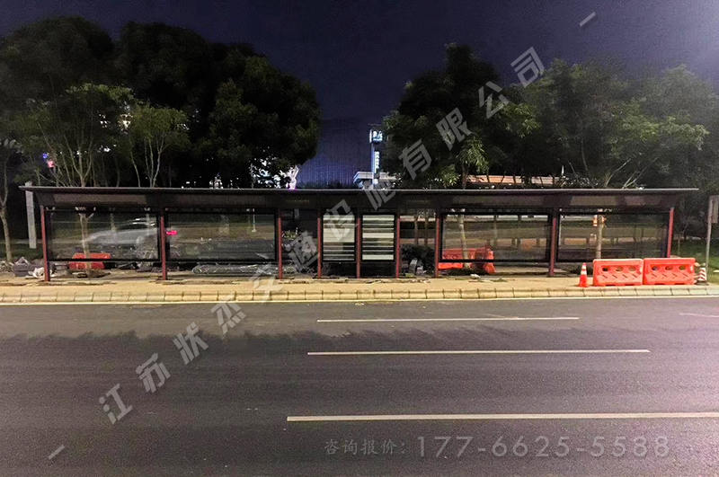 加長(zhǎng)型公交車站臺(tái)安裝完成